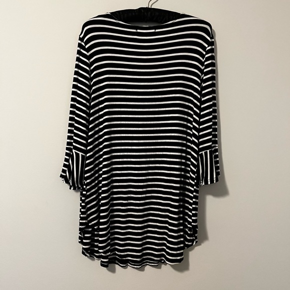 Striped peplum 3/4 sleeve top. - Picture 3 of 6